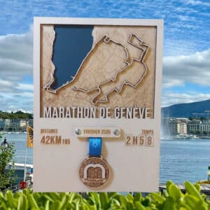Carte marathon de Genève - Cadre Porte médaille bois gravé
